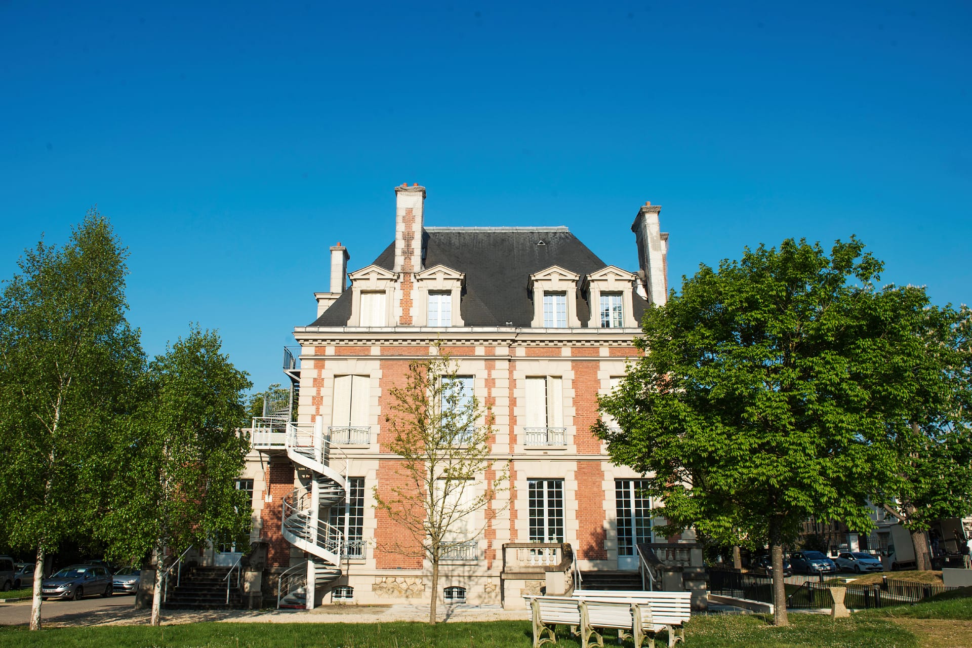 IFF school