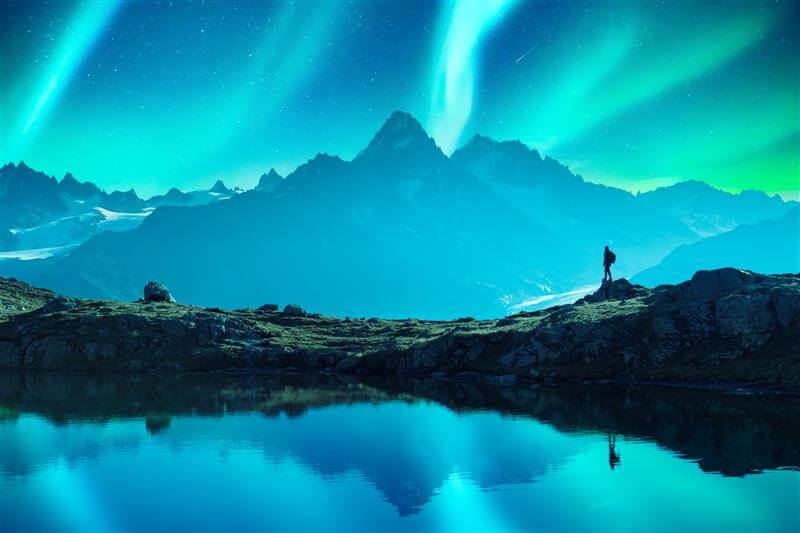 tourist-on-mountain-lake-during-incredible-aurora-2025-02-22-16-52-01-utc