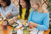 friends-enjoying-vibrant-brunch-with-smoothies-out-2026-09-22-01-12-45-utc