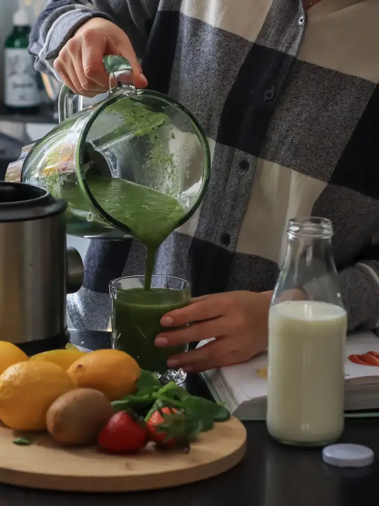 green-smoothie-preparation-with-fresh-ingredients-2026-09-21-22-52-21-utc